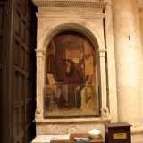 Usciamo dalla cripta per dirigerci verso l�uscita della chiesa: ai lati del portale sono presenti altre due notevoli opere. Si tratta di due dipinti di Giovanni Bellini, famoso pittore veneziano. Si tratta di tele databili tra la fine del 400 e l�inizio del 500. La prima ritrae San Girolamo nella tipica iconografia del santo in compagnia del leone che riusc� a domare...